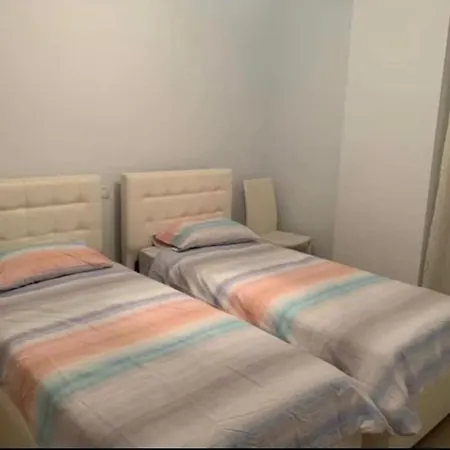 Sleeps 4 With Balconies And Sea Views Lägenhet